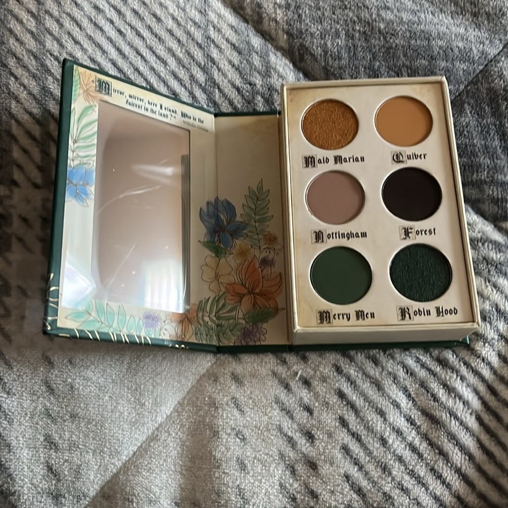 WITH A MYSTERY GIFT 🎁- STORYBOOK COSMETOCS FAIRYTALES ROBON HOOD EYE SHADOWS